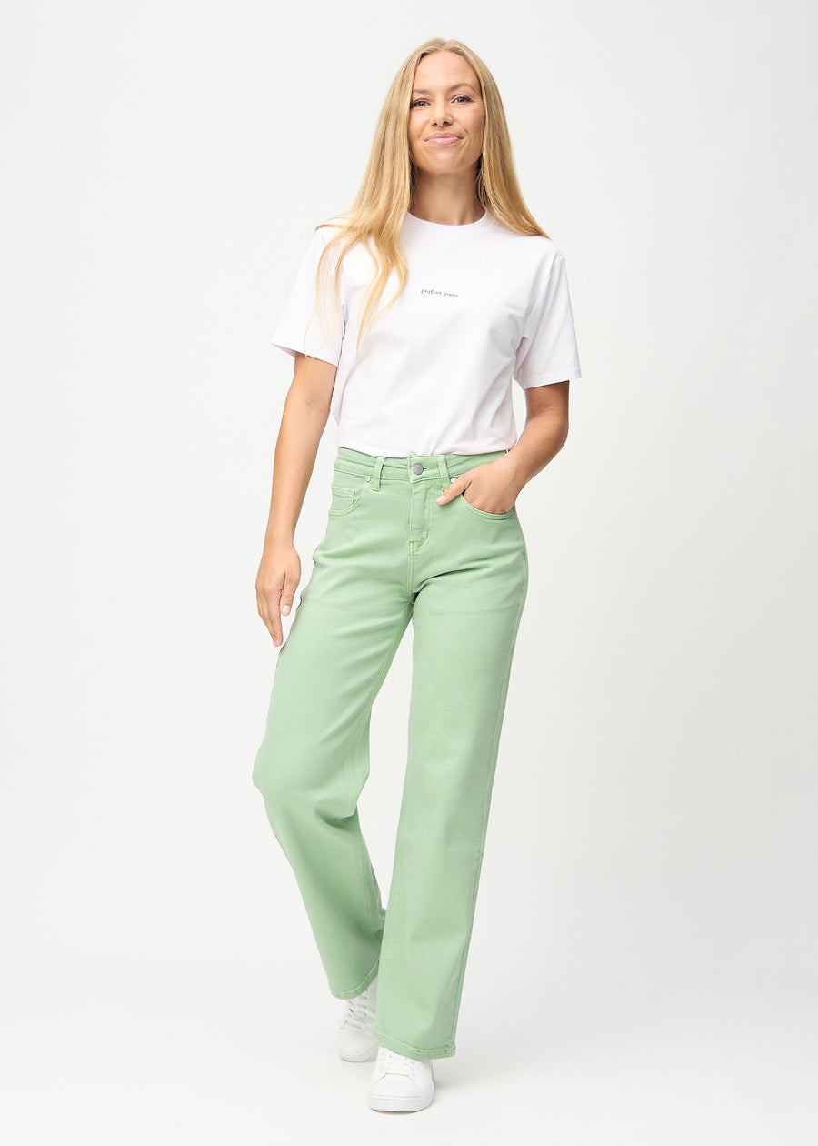 Fuldt billede af model i lysegrønne loose jeans.