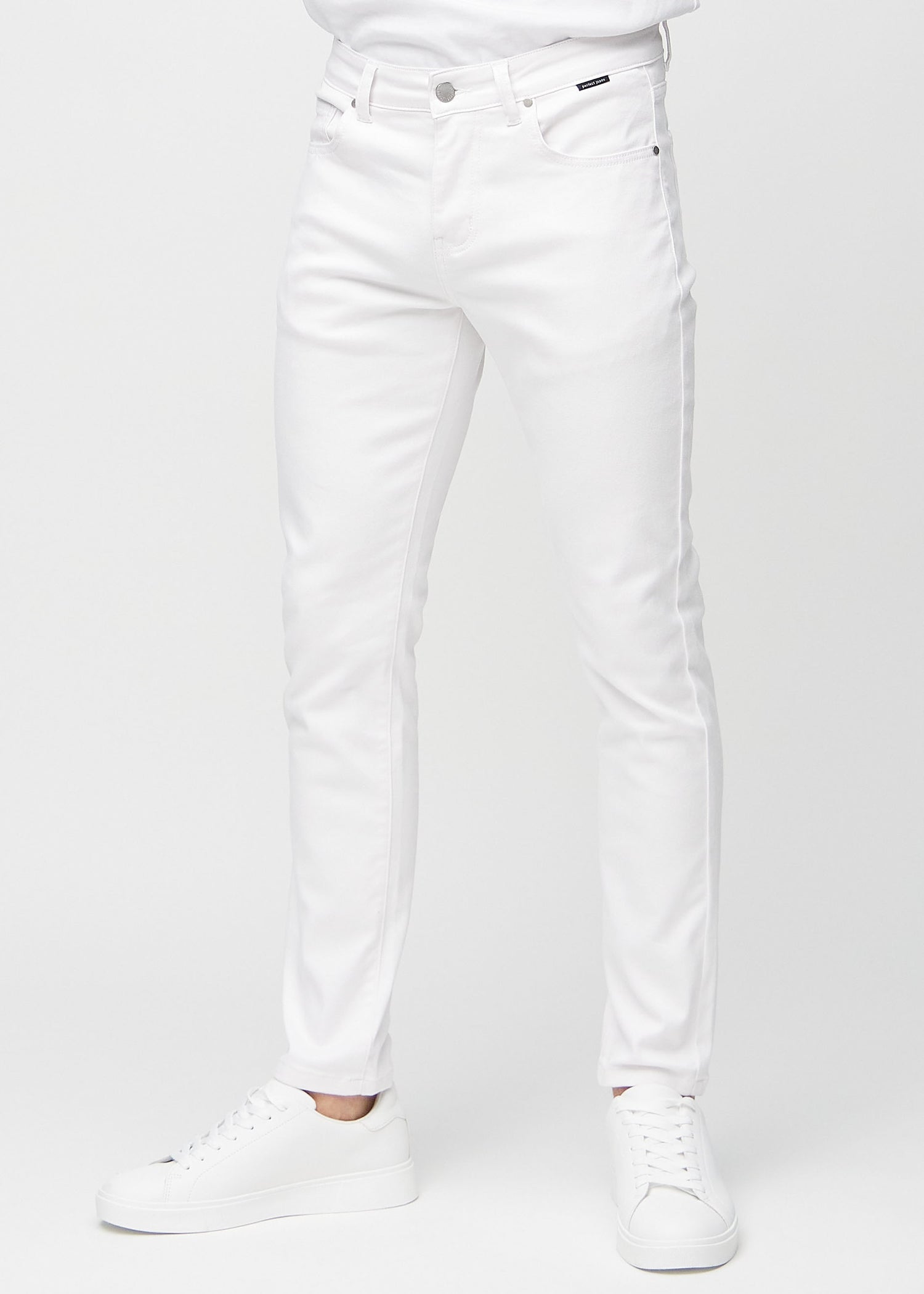 Hvide slim jeans, modelnavn Marguerites, som sidder tæt til benet, set forfra.