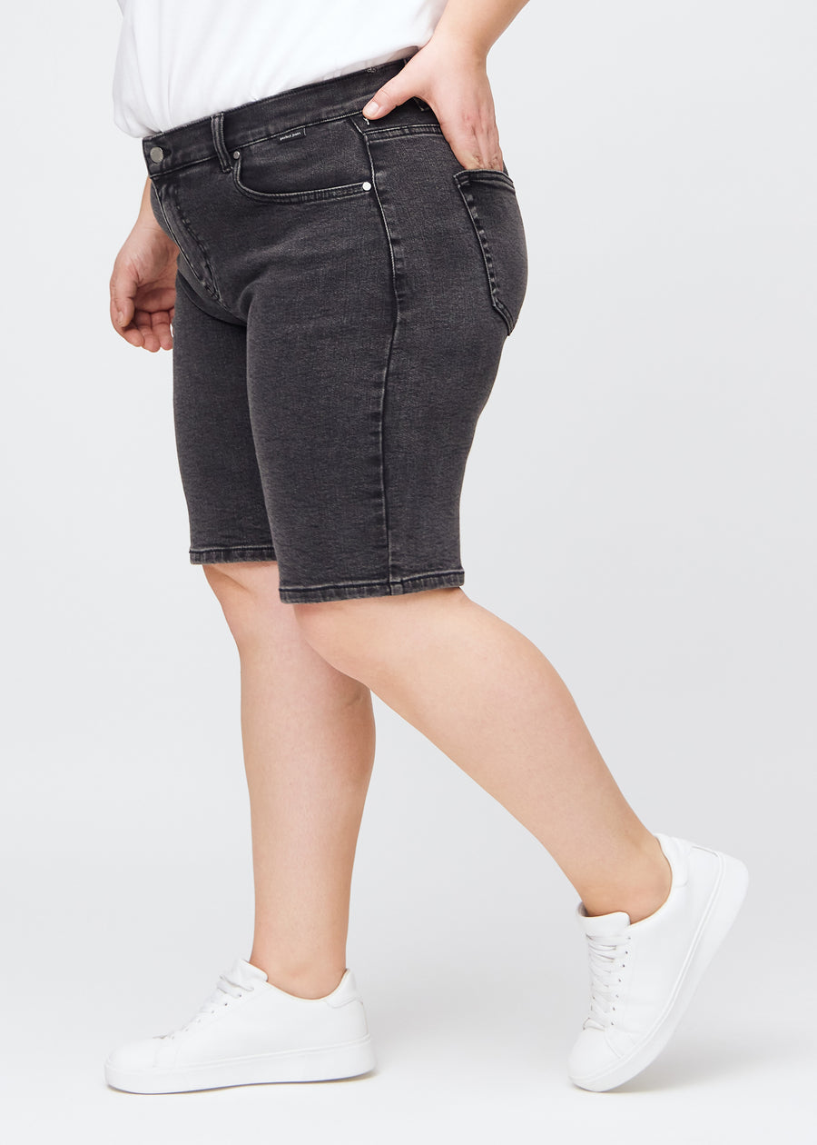Mørkegrå denim regular middle shorts set fra siden på en plus-size model.