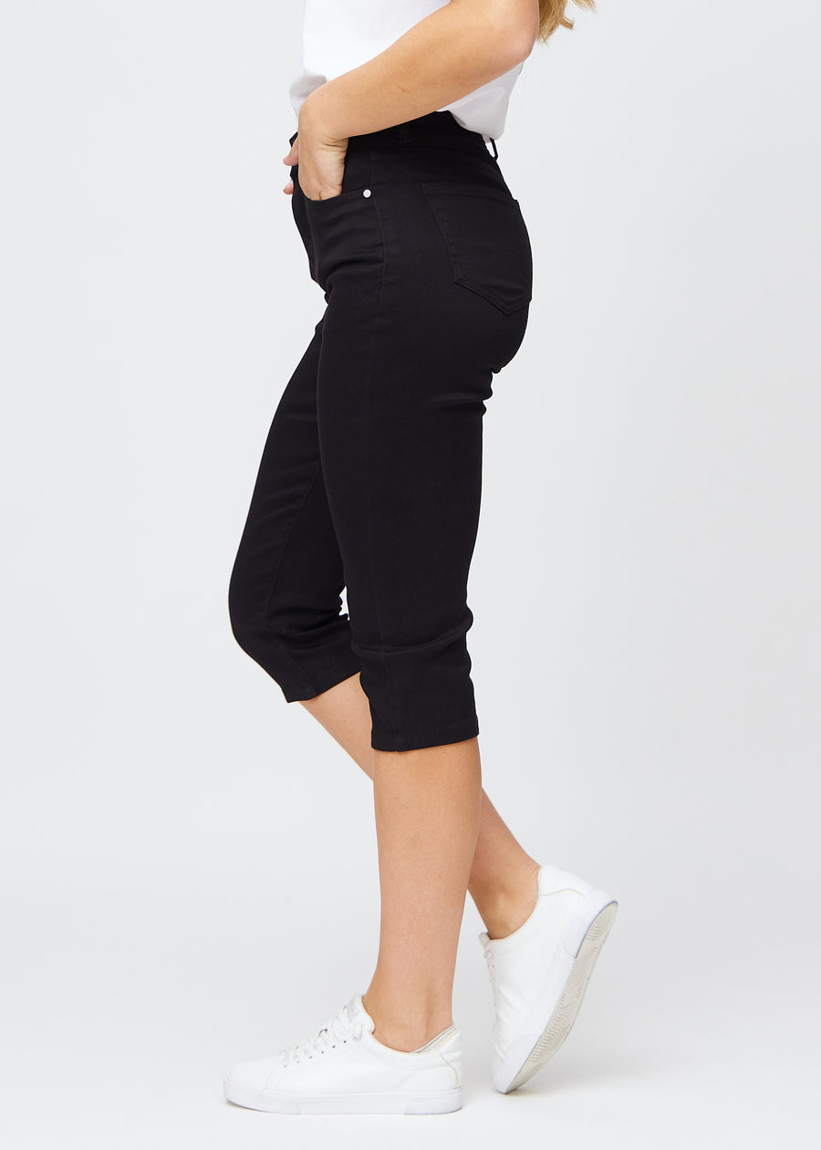 Sorte slim capris i farven Ravens set fra siden – klassisk pasform med høj talje og tætsiddende snit.