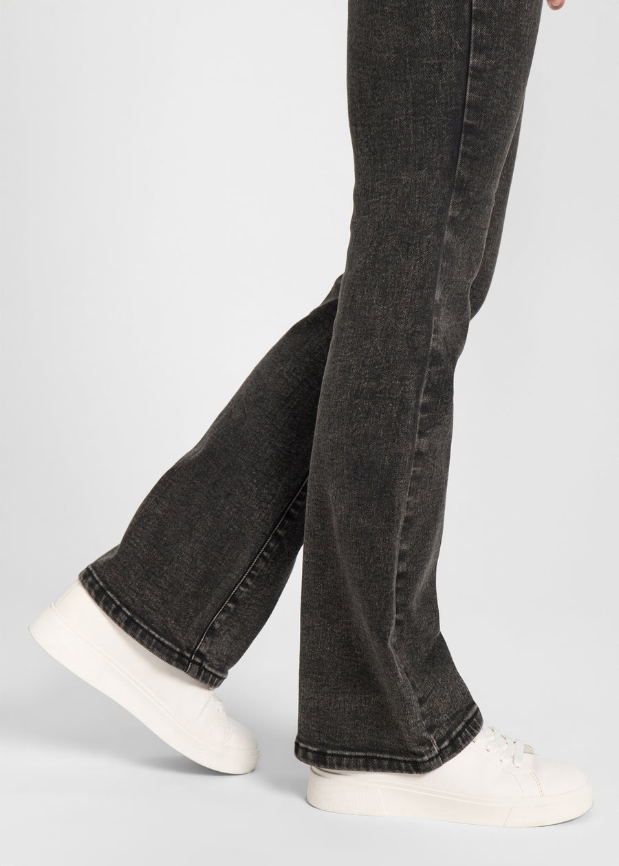 Anklerne på en model, så man kan se det lette svaj i buksebenet.