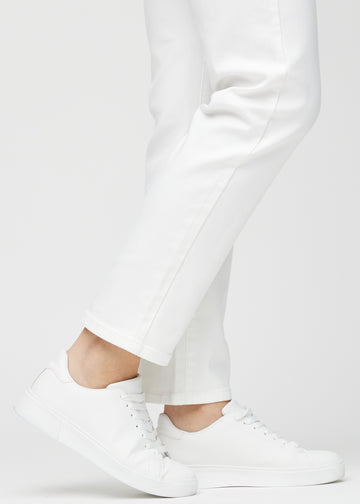 Anklerne på en model, så man kan se, hvor løst jeansene sidder.