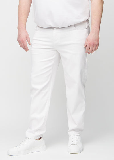 Hvide regular jeans, modelnavn Marguerites, som går lige ned langs benet på en plus-size model, set forfra.