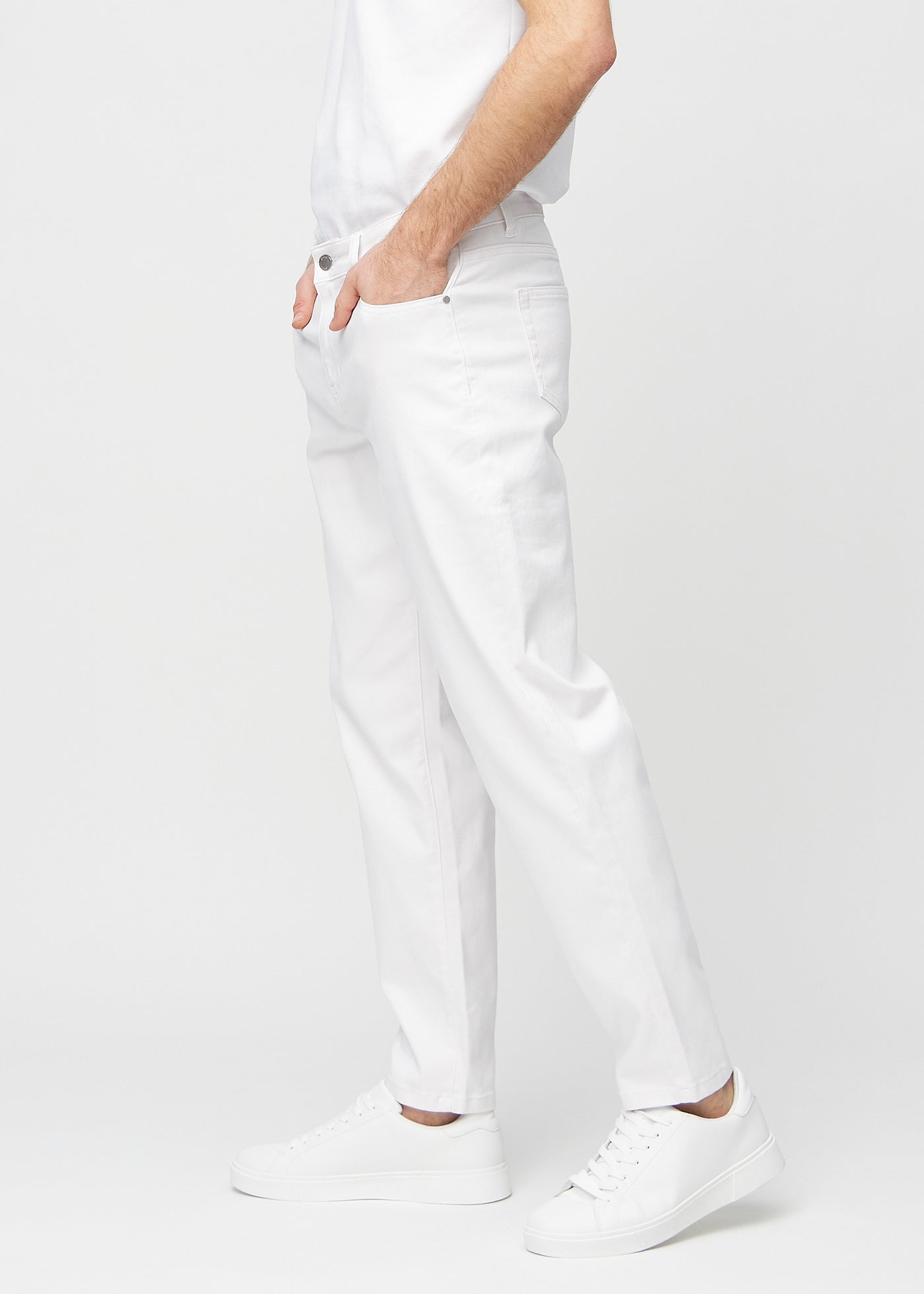 Hvide regular jeans set fra siden på model.