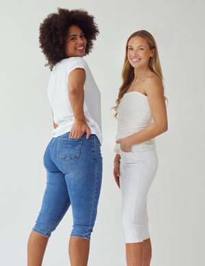 To kvinder iført slim capris fra Perfect Jeans