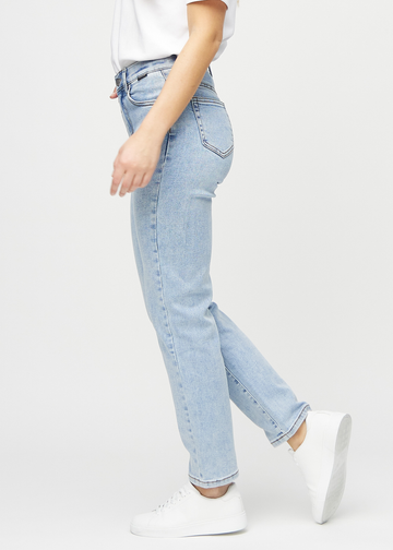 Lys denim regular jeans set fra siden.
