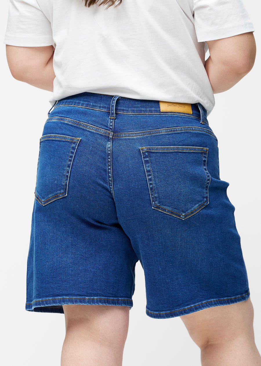 Løse, mørkeblå denim shorts i farven Oceans set bagfra tæt på på plus-size model for at vise pasform og detaljer.