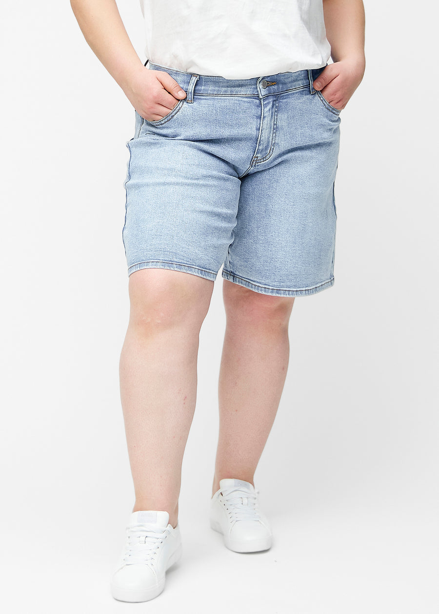 Loose, light blue denim shorts in the colour Waves seen from the front on a plus-size model, sitting at the hips and falling loosely.