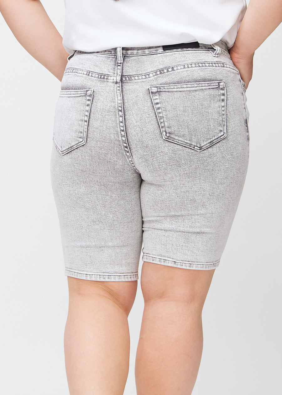 Lysegrå denim skinny middle shorts set bagfra tæt på en plus-size model for at vise detaljer.