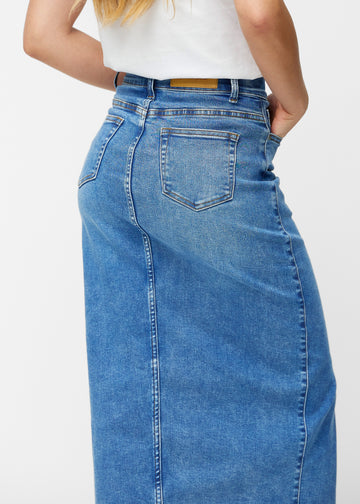 Lang, klassisk blå denimnederdel i farven Rivers set bagfra tæt på for at vise pasform og detaljer.