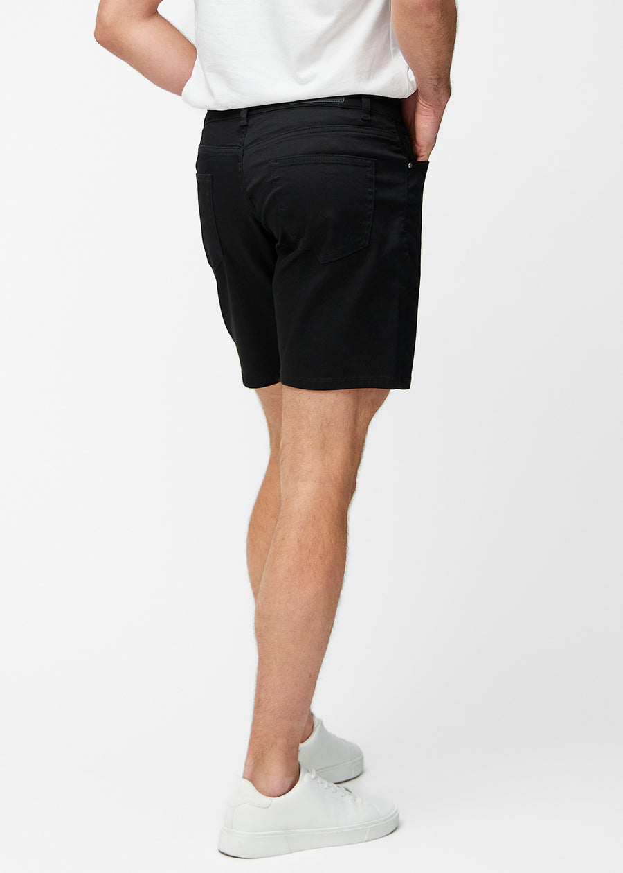 Black shorts for men in the colour Ravens seen from the back, showing the length just above the knee.