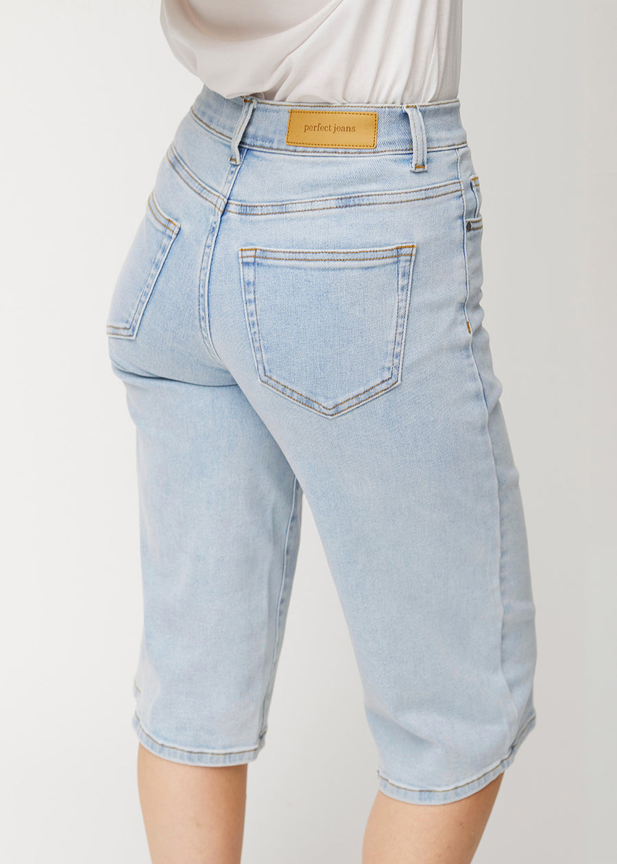 Løse, lyseblå denim capris i farven Waves set bagfra tæt på for at vise pasform og detaljer.