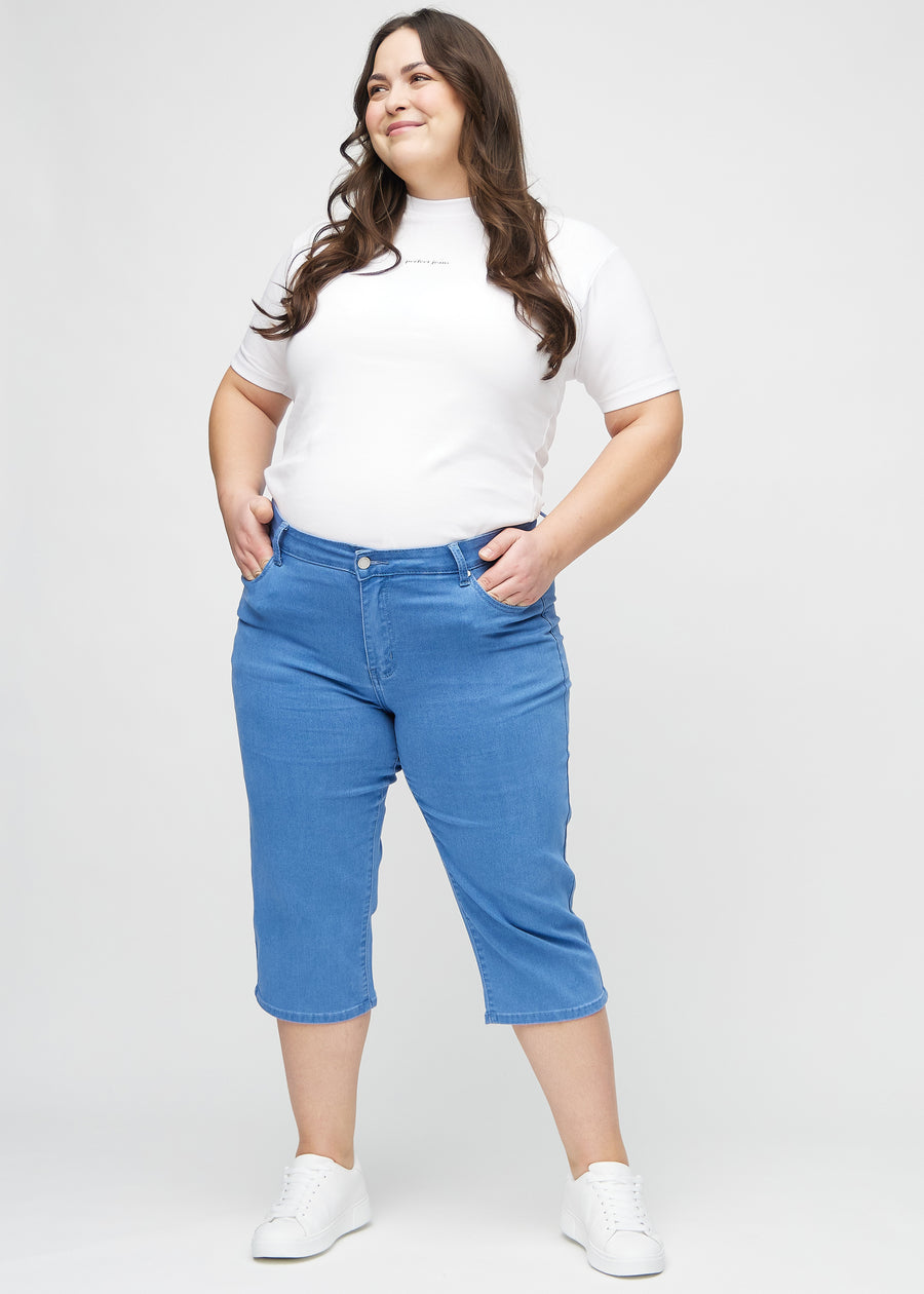 Full image of a plus-size model in blue regular capris.