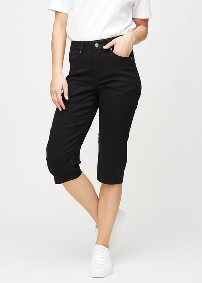 Black regular capris, model name Ravens, with a straight fit through the leg and ending just below the knee, front view.