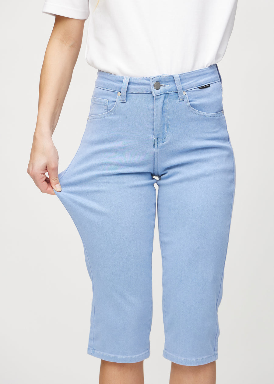 The model stretches the capris at the thigh to show the stretch.
