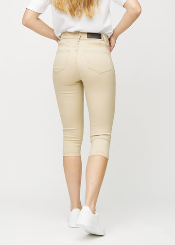 Skinny capris for women in beige fabric, color Gazelles. Back view on a model, showing the fit and back pockets.