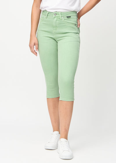Skinny capris for women in pastel green fabric, color Mints. Front view on a model, showing the close-fitting legs ending just below the knee.