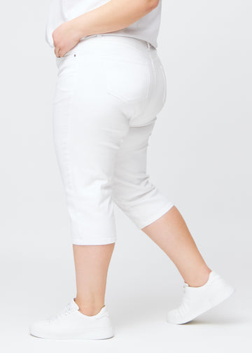 White slim capris in the colour Marguerites, seen from the side on a plus-size model.
