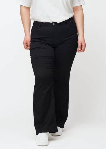 Black mid-rise bootcut jeans in Ravens. Front view on a plus-size model, fitted through the hips and thighs with a gentle flare at the hem.