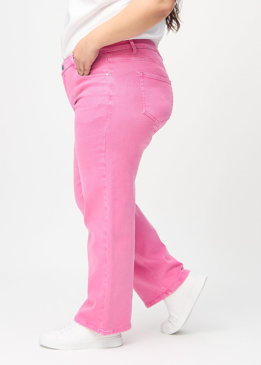 Loose jeans for women in light pink, color Flamingos. Side view on a plus-size model, showing the loose fit.