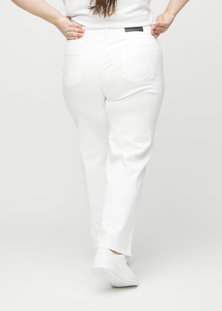 Loose jeans for women in white, color Marguerites. Back view on a plus-size model, showing the overall relaxed fit.