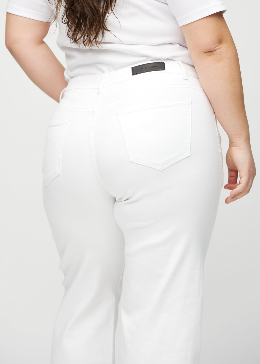 Loose jeans for women in white, color Marguerites. Close-up from behind on a plus-size model, showing the fit and details.
