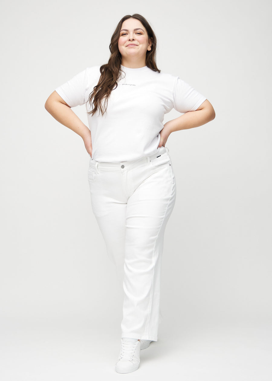 Loose jeans for women in white, color Marguerites. Full-length view of a plus-size model wearing the loose-fit jeans.