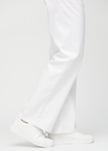 Loose jeans for women in white, color Marguerites. Close-up at the ankles on a model, showing the wide leg openings.