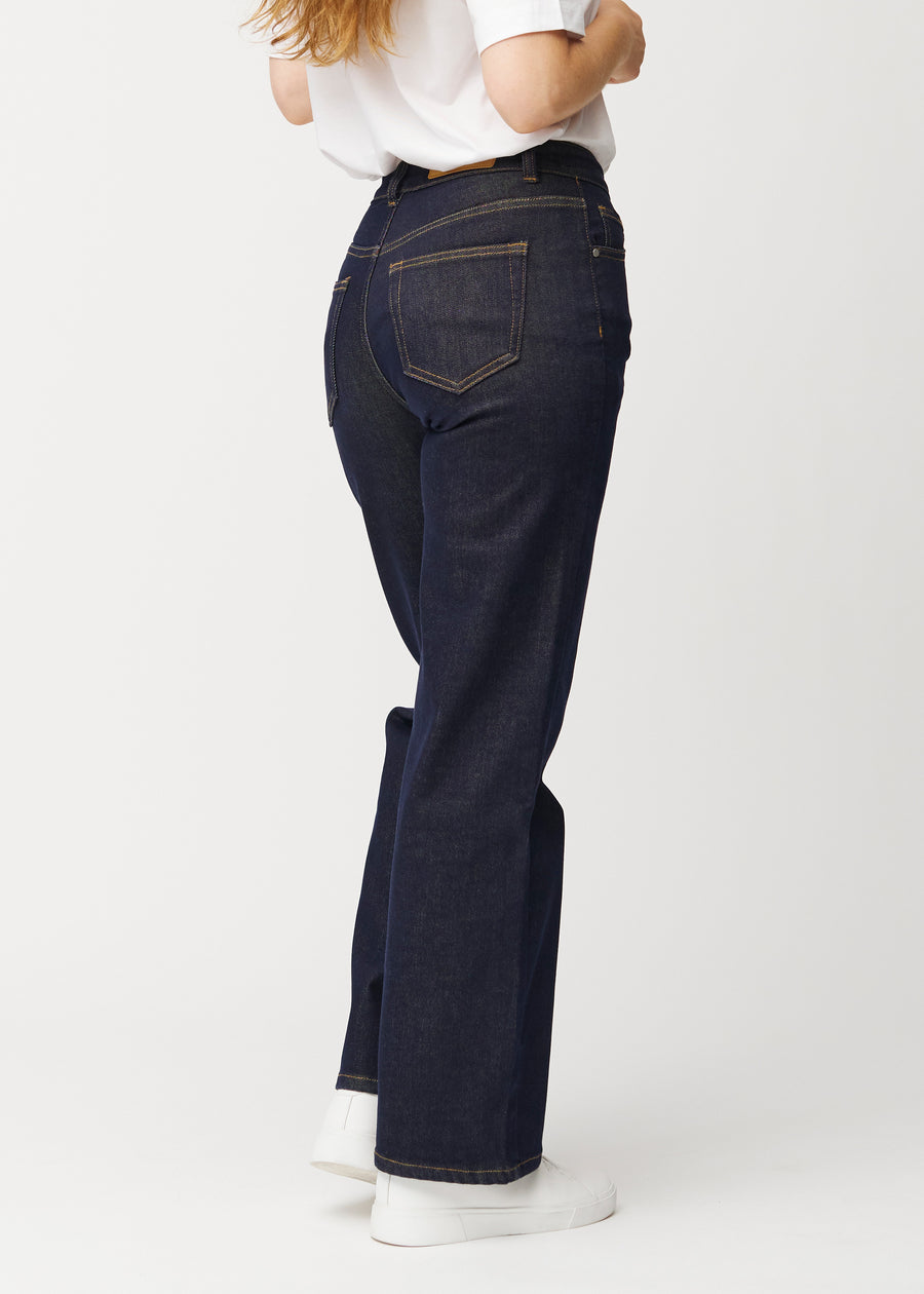 Deep dark blue denim jeans for women in the colour Midnights seen from the back, so the loose fit can be seen.
