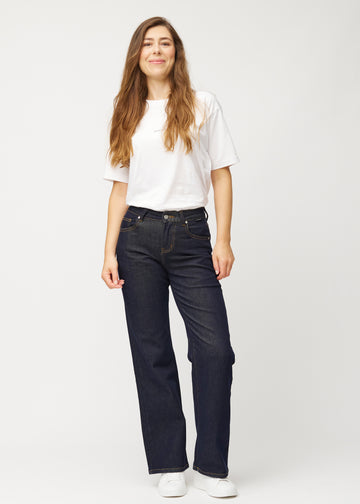 Full image of a model in deep dark blue denim jeans for women in the colour Midnights with a loose fit.