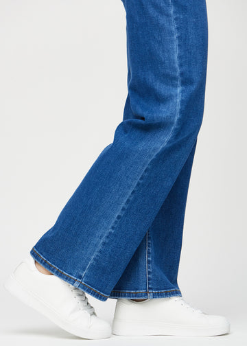 Loose jeans for women in dark blue, color Oceans. Close-up at the ankles on a model, showing the wide leg openings.