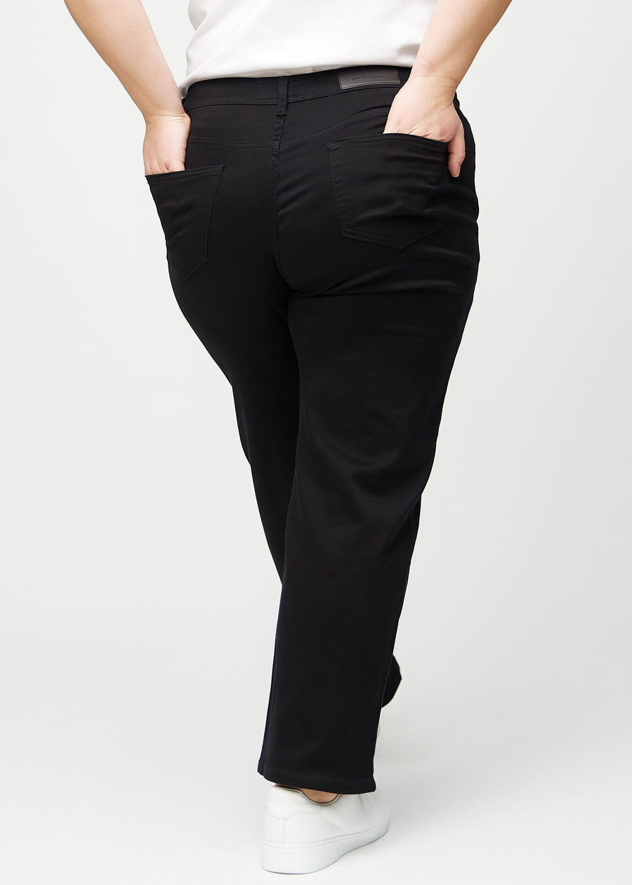 Loose jeans for women in black, color Ravens. Back view on a plus-size model, showing the overall relaxed fit.