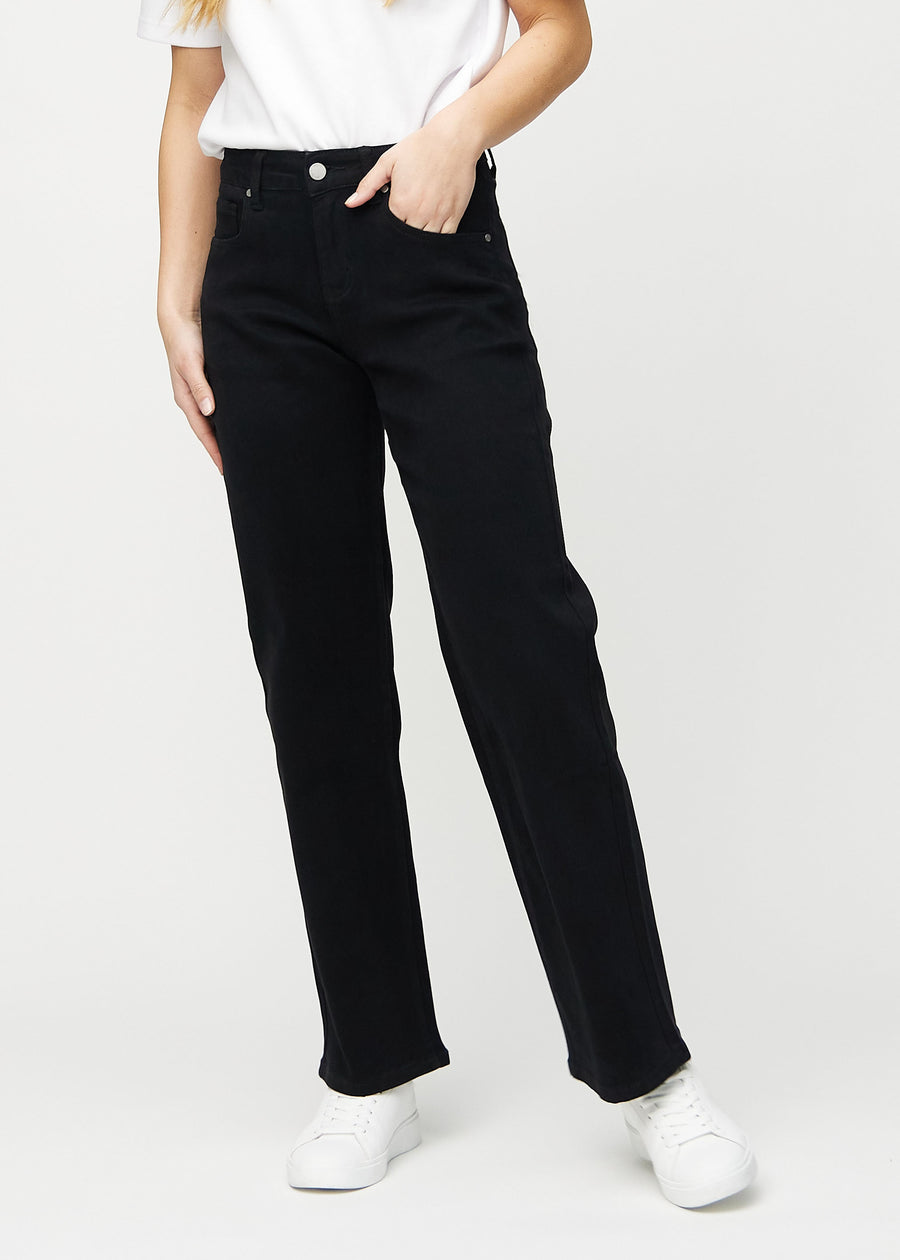 Loose jeans for women in black, color Ravens. Front view on a model, showing the roomy, wide-leg fit.