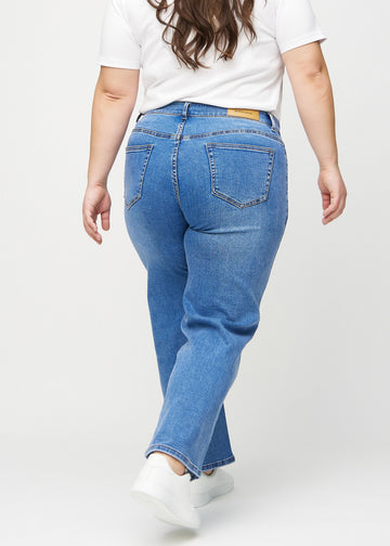 Loose jeans for women in blue, color Rivers. Back view on a plus-size model, showing the overall relaxed fit.
