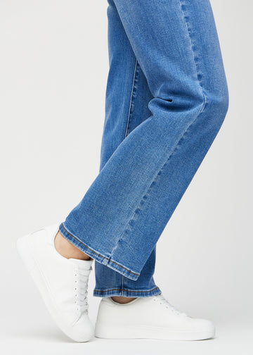 Loose jeans for women in blue, color Rivers. Close-up at the ankles on a model, showing the wide leg openings.