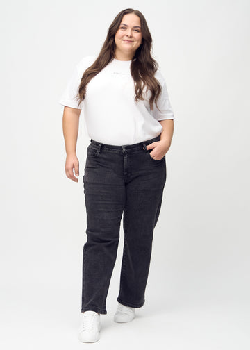 Loose jeans for women in dark grey, color Shadows. Full-length view of a plus-size model wearing the loose-fit jeans.