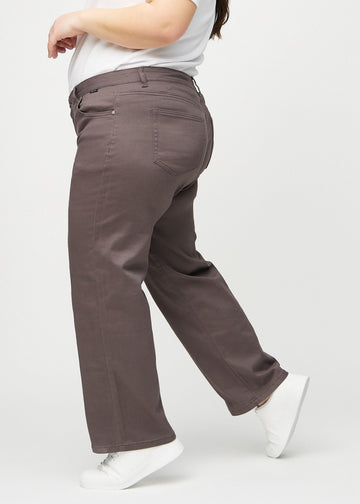 Loose jeans for women in grey-brown, color Thunders. Side view on a plus-size model, showing the loose fit.