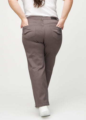 Loose jeans for women in grey-brown, color Thunders. Back view on a plus-size model, showing the overall relaxed fit.