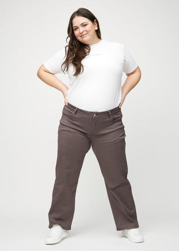 Loose jeans for women in grey-brown, color Thunders. Full-length view of a plus-size model wearing the loose-fit jeans.