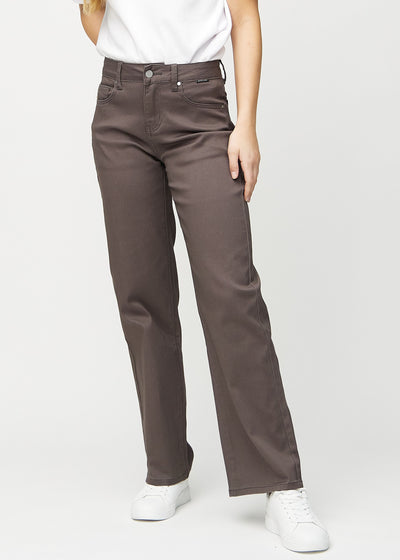 Loose jeans for women in grey-brown, color Thunders. Front view on a model, showing the roomy, wide-leg fit.