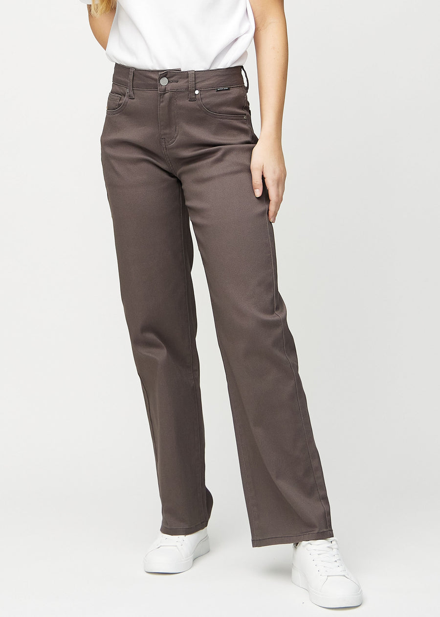 Loose jeans for women in grey-brown, color Thunders. Front view on a model, showing the roomy, wide-leg fit.