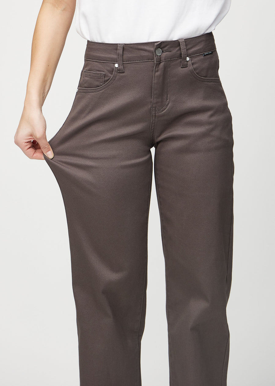 Loose jeans for women in grey-brown, color Thunders. A model stretches the denim at the thigh to show the fabric&
