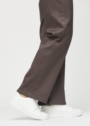 Loose jeans for women in grey-brown, color Thunders. Close-up at the ankles on a model, showing the wide leg openings.