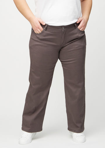 Loose jeans for women in grey-brown, color Thunders. Front view on a plus-size model, showing the roomy, wide-leg fit.