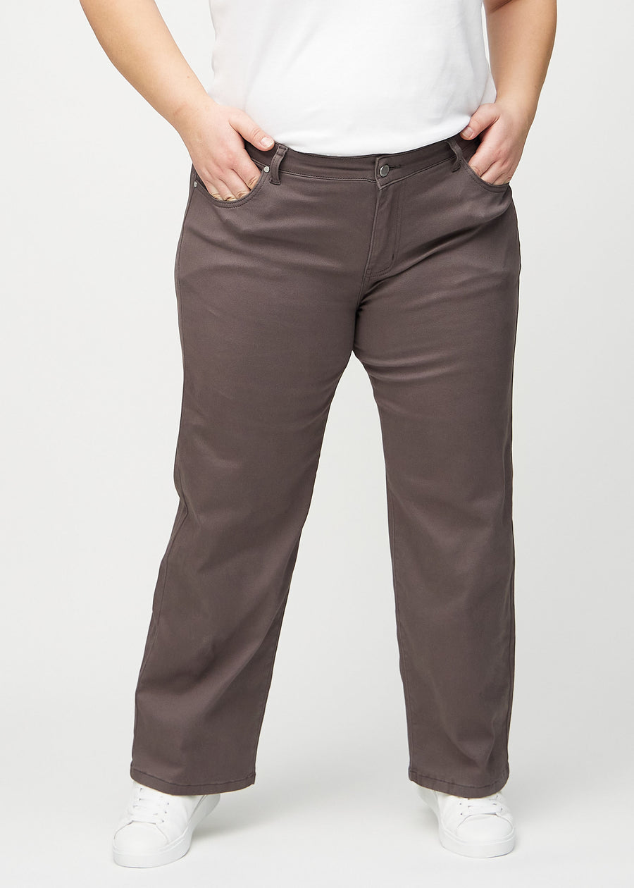 Loose jeans for women in grey-brown, color Thunders. Front view on a plus-size model, showing the roomy, wide-leg fit.