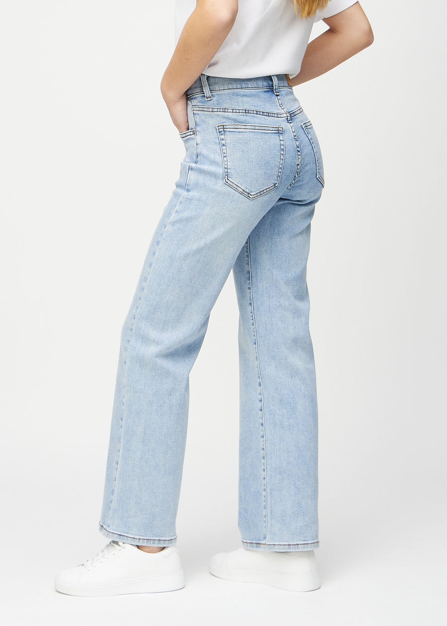 Light denim loose jeans seen from the side on a model.