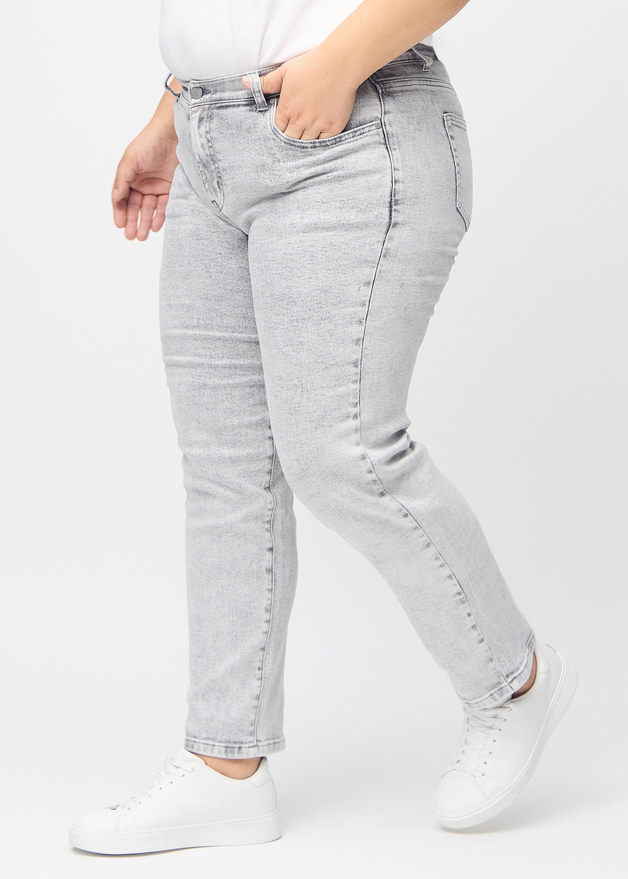 Regular jeans for women in light grey, color Ashes. Side view on a plus-size model.