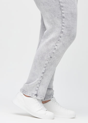 Regular jeans for women in light grey, color Ashes. Close-up at the ankles on a plus-size model, showing the straight leg openings.