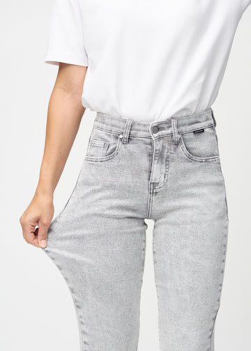 Regular jeans for women in light grey, color Ashes. A model stretches the fabric at the thigh to show its stretch.