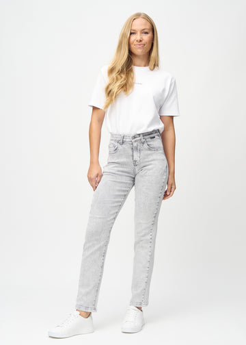Regular jeans for women in light grey, color Ashes. Full-length view of a model wearing the jeans.